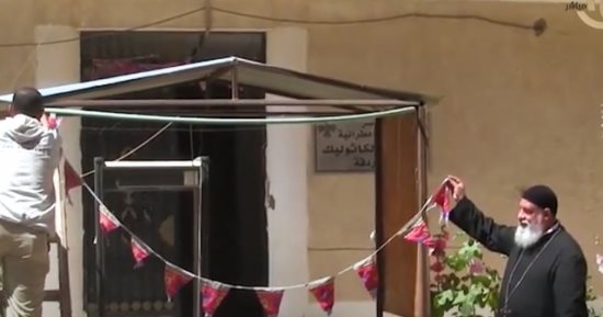 الكنيسة الكاثوليكية بالبحر الأحمر تعلق فانوس رمضان وتعد وجبات للصائمين