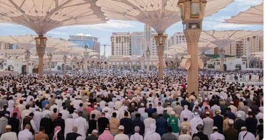 جموع المصلين يؤدون صلاة الجمعة الأولى من رمضان بالمسجد النبوى.. صور