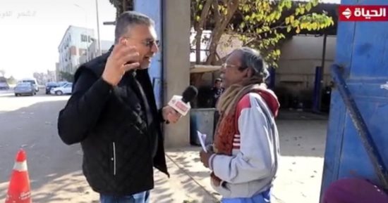 "واحد من الناس" يجبر خاطر عم سيد ويهديه 10 آلاف جنيه 