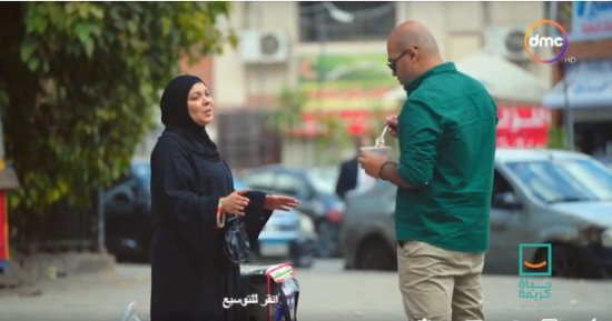 "حياة كريمة" يعرض قصة أرملة تبيع كشرى ديليفرى ويهديها مبلغا ماليا.. فيديو