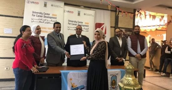 رئيس جامعة الأقصر يكرم طلبة الدورات التدريبية في مهارات التوظيف.. صور