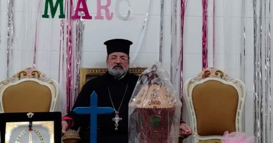راعى الروم الأرثوذكس بدمياط يزين الكنيسة بفانوس رمضان.. صور