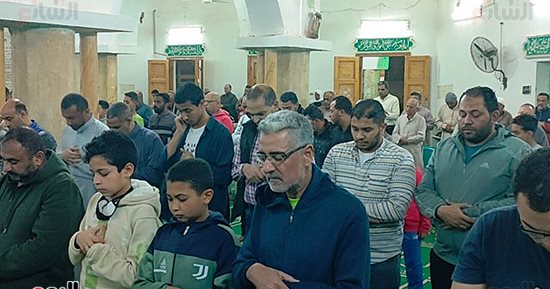 محافظ الوادى الجديد يؤدى صلاة التراويح بمسجد حى الأمل بالخارجة