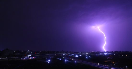 رعد وبرق .. أمطار غزيرة تضرب مناطق متفرقة بعد إفطار ثانى أيام رمضان