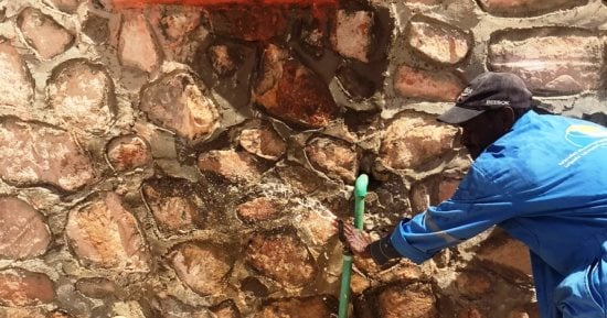 إيقاف حالة بناء مخالف وغلق وتشميع 4 محلات تعمل بدون ترخيص بأسوان