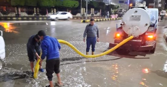 رئيس مدينة أشمون بالمنوفية يتابع التعامل الفورى مع مياه الأمطار.. صور