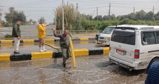 شفط مياه الأمطار من شوارع بنى سويف وتواجد ميدانى لرؤساء المدن ومعاونيهم.. صور
