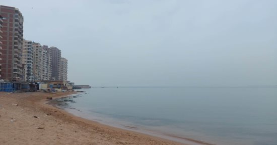 تقلبات الربيع مستمرة بالإسكندرية بعد ليلة ممطرة.. هدوء نسبى فى ثانى أيام نوة "عوة" وانخفاض درجات الحرارة.. رياح مثيرة للأتربة بسرعة 40 كيلو مترا.. وتوقعات بأمطار رعدية مساء.. ورفع حالة الطوارئ بشركة المياه..صور