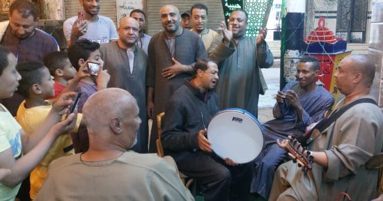 سهرات رمضانية بالأناشيد والأغاني التراثية فى ليالي شهر رمضان بإسنا.. صور