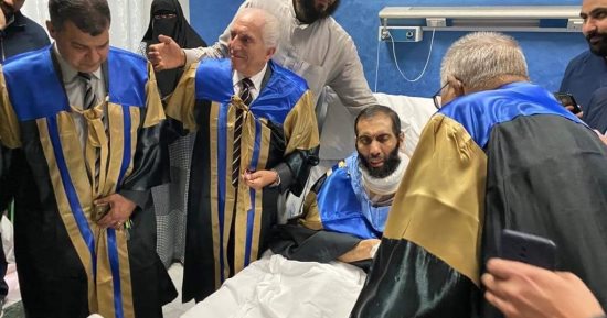 مشهد إنسانى نادر.. باحث بالأزهر يحصل على الدكتوراه داخل العناية المركزة