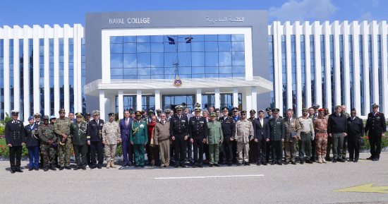 الملحقون العسكريون العرب والأجانب فى زيارة للقوات البحرية.. صور