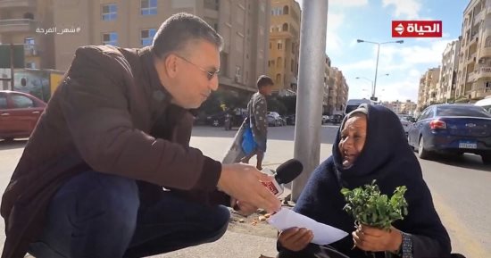 "واحد من الناس" يجبر بخاطر بائعة النعناع ويهديها مبلغا ماليا.. فيديو