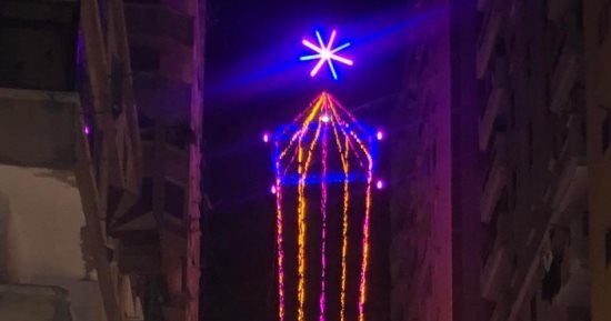 أكبر فانوس بالإسكندرية يتألق من جديد فى شهر رمضان للسنة السابعة على التوالى.. طوله يصل 16 طابقا ويشارك فى تنفيذه الجميع لإدخال البهجة والسرور عليهم.. والأهالى: جميع الأدوات بالجهود الذاتية من أهالى باكوس.. صور