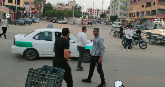 شباب متطوعون يوزعون التمر والعصائر على الصائمين فى شوارع الخارجة.. صور 