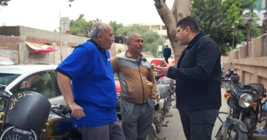 أحمد رأفت يستوقف صديقين في الشارع بـ"ناسها البسيطة" ويمنحهما مبلغا ماليا