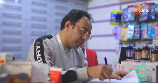 التليفزيون هذا المساء: "حياة كريمة" يهدى نجارا مبلغا ماليا لمساعدته فى تجهيز ابنته