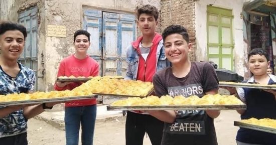 سباق الخير فى البرلس.. وجبات للمسافرين والمارة بالطريق الدولي.. مطبخ الخير يقدم 500 وجبة يومية وتوصيل الوجبات للمنازل.. ياسمين فارس: سعداء بإفطار الأهالي بالمنازل والمرضى والعاملين بالمستشفى.. صور