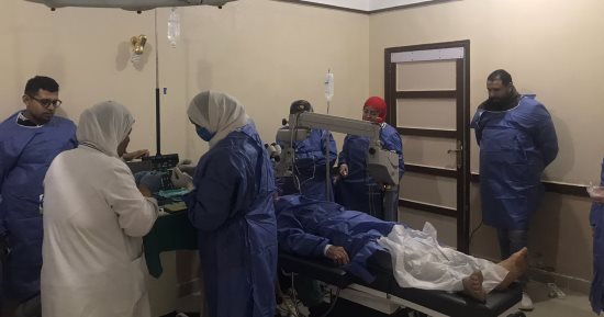 فريق طبي بالدقهلية ينجح فى إجراء عملية إزالة مياه بيضاء بجهاز الفاكو وزرع عدسة لينة 