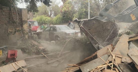 إزالة أكشاك مخالفة بشارع المحطة فى الجيزة