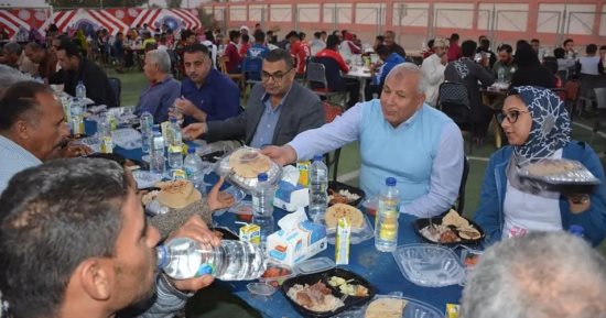 محافظ الوادي الجديد يشارك أهالي قرية الجزائر بحفل إفطار جماعي.. صور