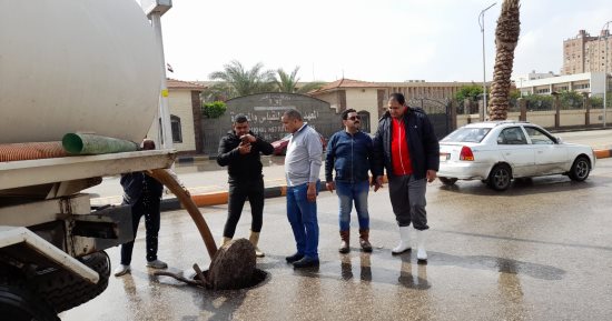 انتشار معدات رفع مياه الأمطار فى الجيزة لتسهيل الحركة المرورية