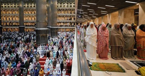 صلاة تراويح وقراءة قرآن وموائد رحمن.. أجواء رمضان حول العالم