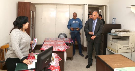 جولة مفاجئة لوزير الرى فى هيئة الصرف بالجيزة 