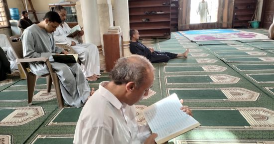 روحانيات كتاب الله.. أهالى الأقصر يتلون القرآن فى المساجد بنهار رمضان (صور)