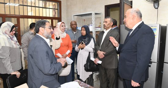 محافظ قنا يفاجئ عيادة سيدى عبد الرحيم للتأمين الصحى لتفقد الخدمة الطبية