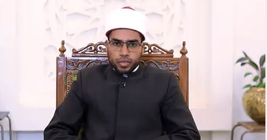 هل خلع الأسنان أو حشوها يبطل الصيام؟.. عضو لجنة الفتوى يجيب 
