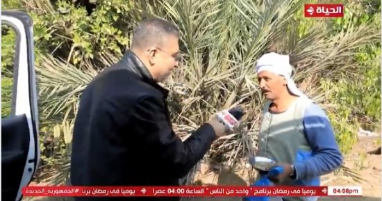 راضى والحمد لله.. "واحد من الناس" يجبر بخاطر مزارع ويهديه مبلغا ماليا