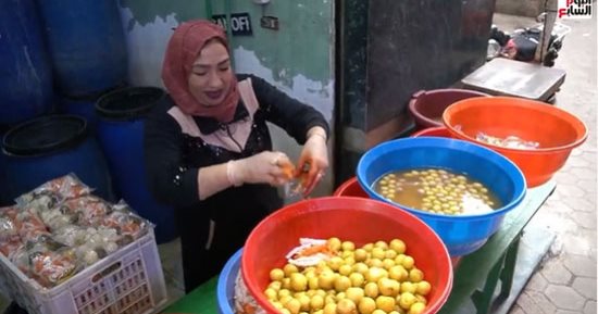 فاكهة السفرة على إفطار رمضان.. أم أحمد بتعمل أحلى مخلل فى السيدة زينب