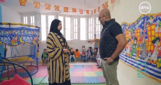 "حياة كريمة" تهدي ميدالية ومبلغا ماليا لصاحبة أكاديمية تعليمية للأطفال في الخير