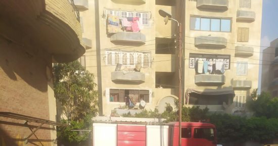 الحماية المدنية بالقنطرة غرب فى الإسماعيلية تسيطر على حريق بمصنع أحذية.. صور