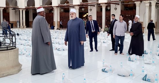 وكيل الأزهر يشارك الوافدين إفطارهم فى الجامع الأزهر.. صور