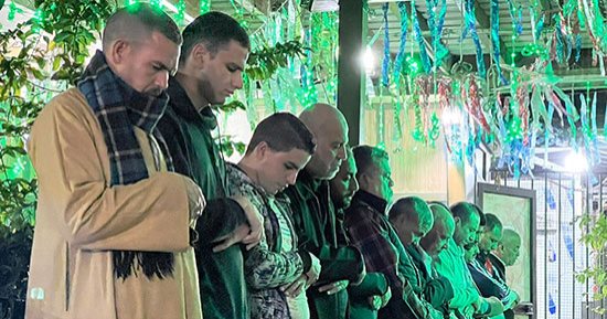 مئات المصلين يؤدون صلاة التراويح بمسجد مصطفى محمود