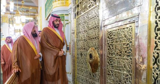 محمد بن سلمان يزور المسجد النبوى و"قباء" ويصلى فى الروضة الشريفة.. صور