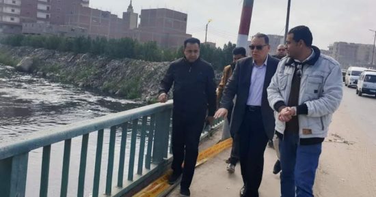 محافظ الشرقية يتفقد أعمال إصلاح تسريب خط الغاز الطبيعى بمصرف بلبيس