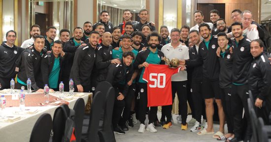 لقطات ساحرة فى احتفال منتخب مصر بالنجم محمد صلاح بمعسكر الفراعنة