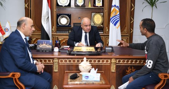 محافظ قنا يواصل استقبال المواطنين فى مكتبه لبحث شكواهم