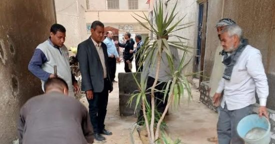 إنشاء مظلات ومقاعد للمواطنين أمام التأمين الصحى بأبو قرقاص فى المنيا
