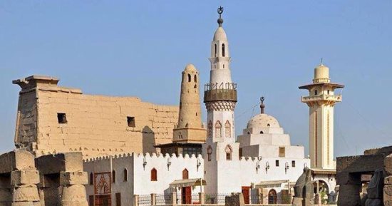 هنا مسجد سيدى أبو الحجاج الأقصرى.. أقدم وأشهر مسجد بوسط مدينة الأقصر.. مبنى على أطلال معبد فرعونى.. الشيخ مبارك إمام المسجد: مشيد فى 1286م على الطراز الفاطمى ولا يزال قائما منذ 737 سنة مضت.. صور