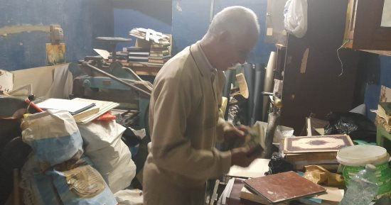 المحل مفتوح منذ 80 عاما.. عم عبد الرحيم أقدم حرفى تجليد مصاحف وأناجيل ورسائل علمية بقنا: الإقبال يزيد قبل شهر رمضان وأعمل بأدوات يدوية.. ويؤكد: تعلمت الصنعة من والدى صاحب أقدم مكان للطباعة.. صور