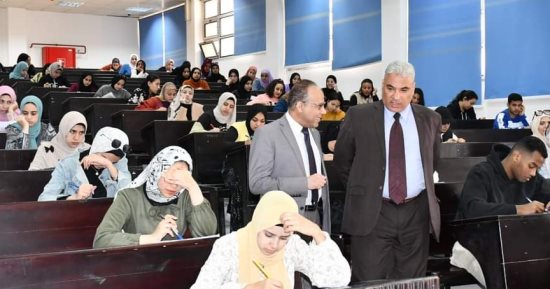 رئيس جامعة القناة يوجه بتوفير أجواء مناسبة للطلاب بامتحانات التيرم الثانى
