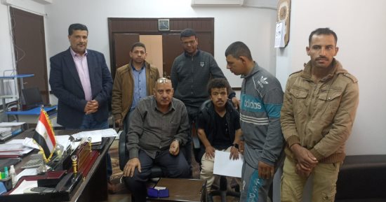 القوى العاملة: توزيع عقود عمل لبعض ذوى الهمم بمطروح لدمجهم بالسوق
