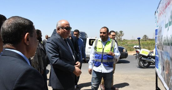 حياة كريمة.. محافظ قنا يطلق إشارة التشغيل التجريبى لـ 3 مشروعات خدمية