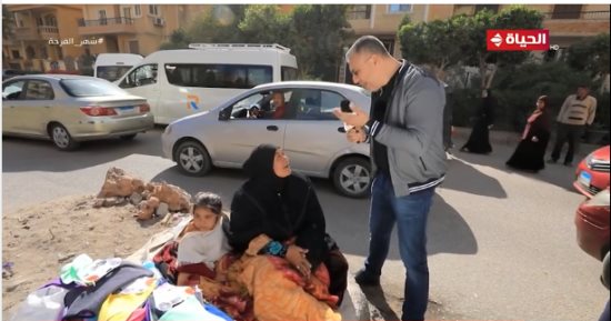 "واحد من الناس" يجبر بخاطر "بائعة الفوط" ويهديها مبلغا ماليا