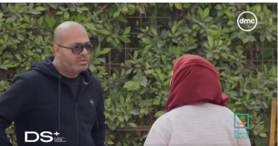 حياة كريمة تهدى "عاملة نظافة" صابرين مبلغا ماليا لسداد ديونها