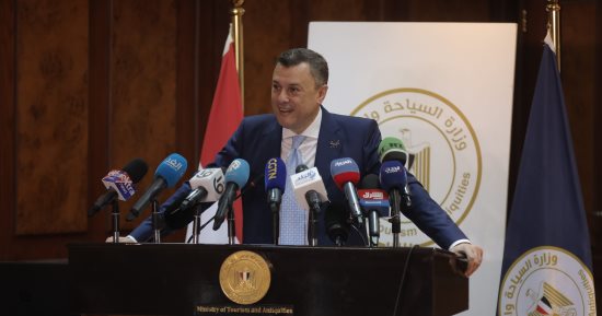 وزير السياحة والآثار يعلن إطلاق مجموعة من التيسيرات والتسهيلات الجديدة للحصول على التأشيرة السياحية لمصر لعدة جنسيات أبرزها الصين والهند وتركيا وإيران.. أحمد عيسى: مؤشرات إيجابية للسياحية الوافدة العام الجارى