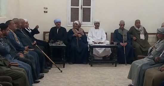 جلسة مصالحة ودية بين عائلتى "آل عبد الله العبد وآل محمود الأمير" فى المريس